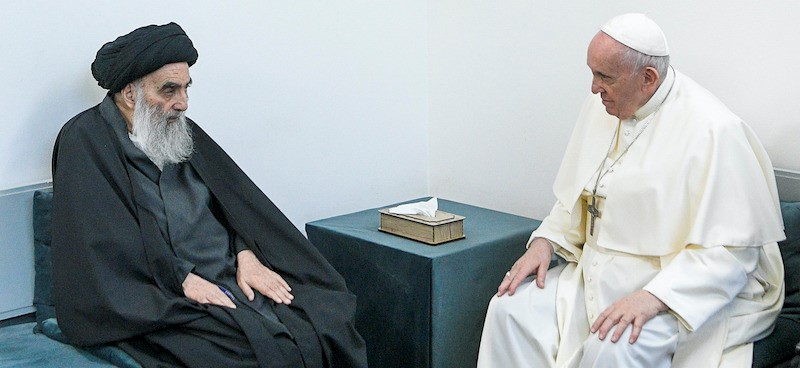 Lo storico incontro da Papa Francesco Bergoglio e l’Ayatollah sciita Al-Sistani.