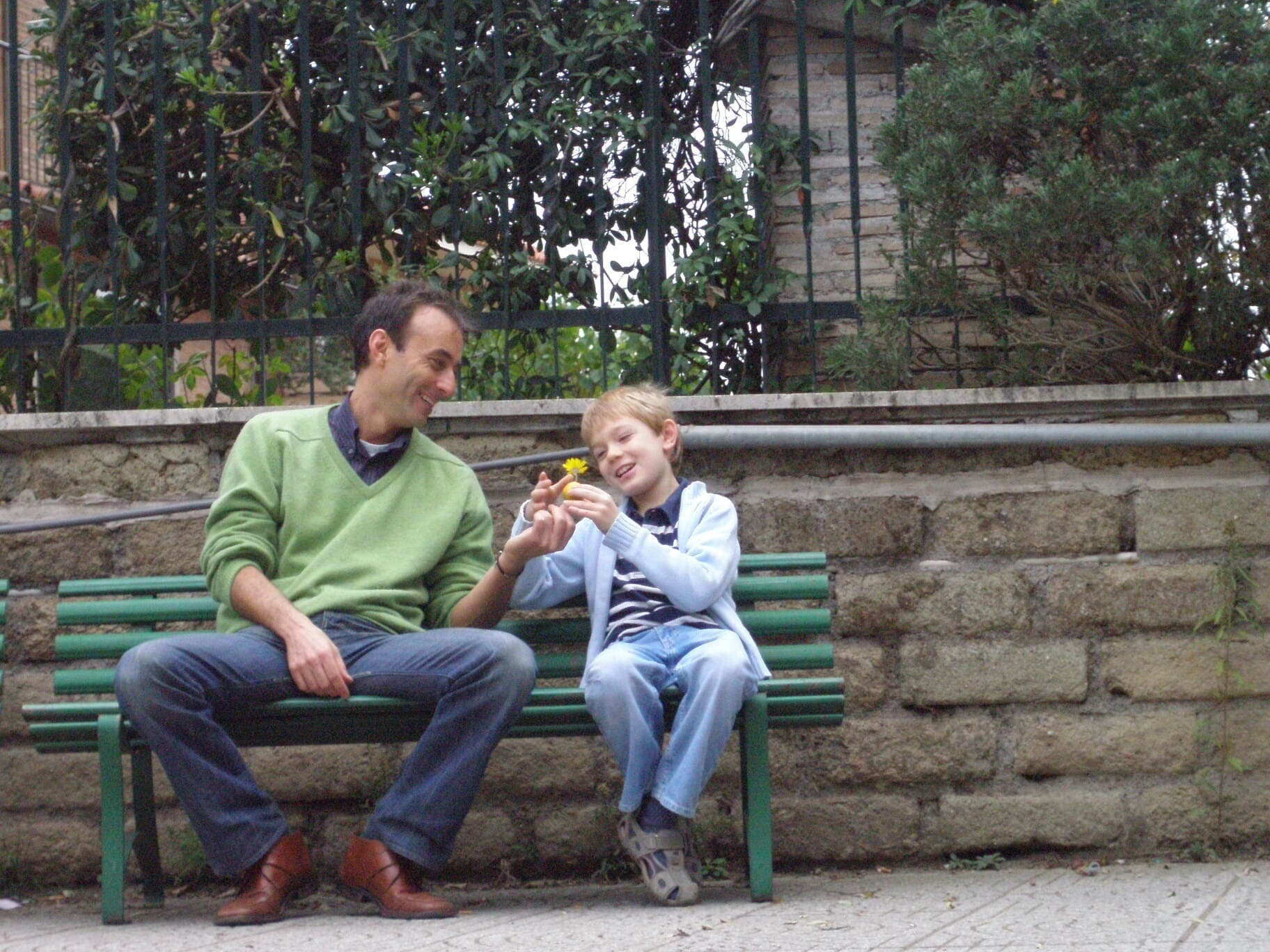 Un uomo e un bambino seduti su una panchina, dopo il rintraccio di Ruben Bianchi