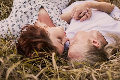 Il tradimento coniugale, per essere utilizzato come motivo di addebito della separazione, deve cogliere la coppia in apparente armonia ed essere utilizzato immediatamente dal partner tradito per richiedere la separazione.