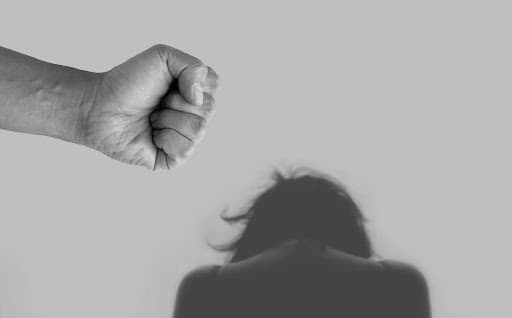 La violenza domestica, sia fisica che psicologica, rappresenta  il peggior tradimento che si possa infliggere al proprio partner.