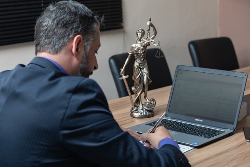 l segreto professionale tra cliente e avvocato e tra avvocato e investigatore privato non mette al riparo da abusi da parte di certi Procuratori.